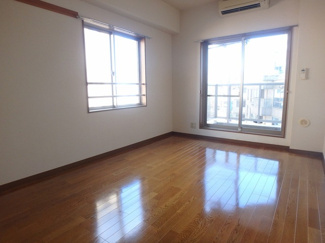 角部屋ならではの2面採光、明るい室内♪