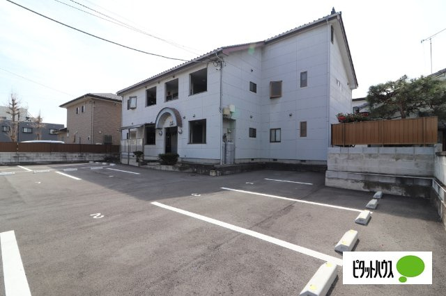 本町山岸ハイツの駐車場