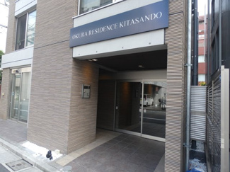 スタイリッシュなデザインの建物入口♪