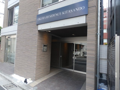 スタイリッシュなデザインの建物入口♪