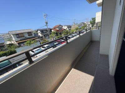 【バルコニー】 | アーサー室見サウスステージ | 幅が広くクリーンな印象のバルコニー☆
大きなバルコニーは柔らかい風を運んできます…♪
洗濯物もたくさ