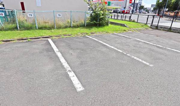ビレッジハウス東月寒4号棟の駐車場