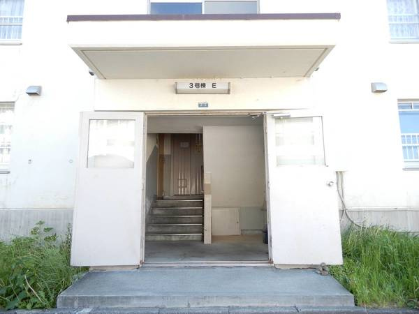 ビレッジハウス琴似第二2号棟のエントランス