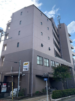 ★マンション前の道路「風の散歩道」の先は井の頭公園★
