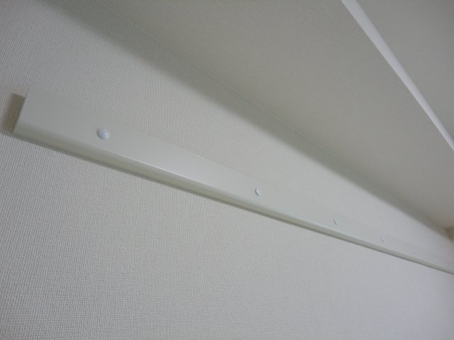 サンライズ西川口の設備|ハンガーモール（壁掛）