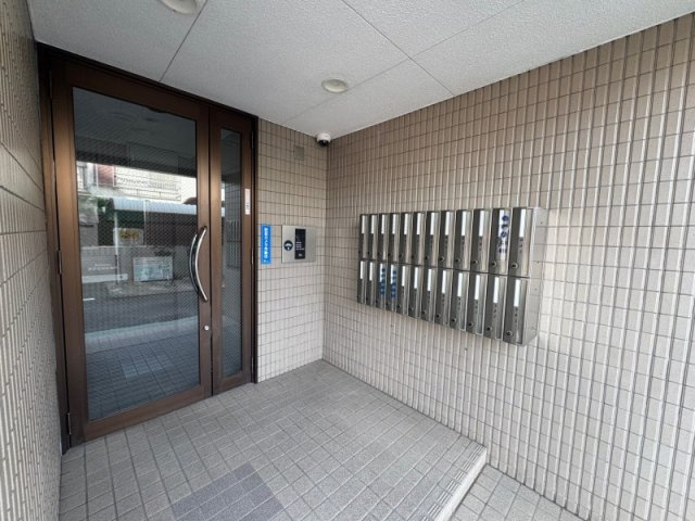 ウィング烏森のエントランス