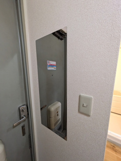 玄関に嬉しい鏡付き★