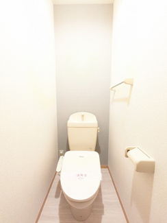 白基調のトイレ