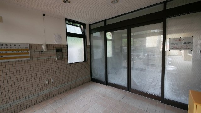 プラムマンション春日のエントランス
