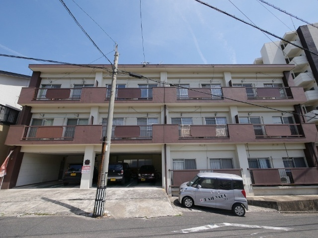 コーポラスＦの駐車場