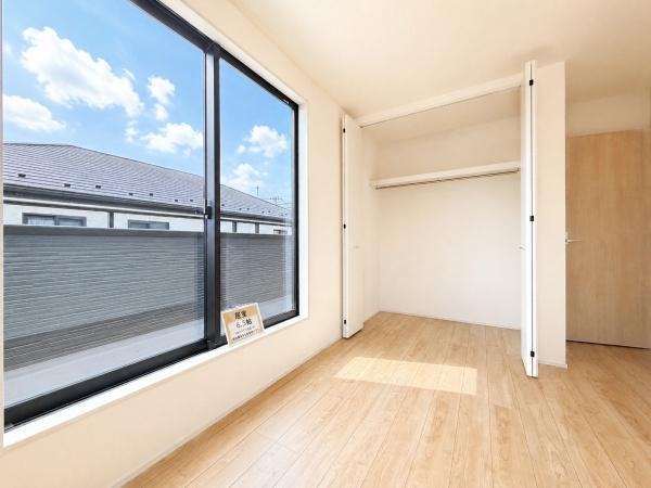 横浜市南区六ツ川３丁目の新築一戸建の洋室|クローゼットもあるので収納にも困りません！
荷物が多い方にも安心です。