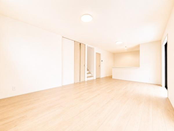 横浜市南区六ツ川３丁目の新築一戸建の居間・リビング|対面式のキッチンはお料理中でも家族とのお話も弾みます。
