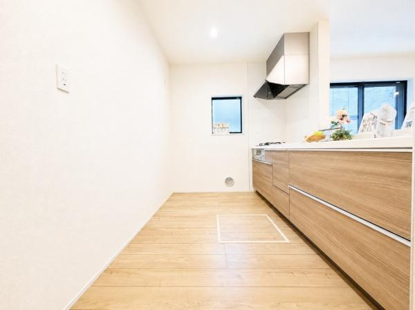 横浜市南区六ツ川３丁目の新築一戸建のキッチン|広々としたキッチンは、
落ち着いて料理が出来ます！