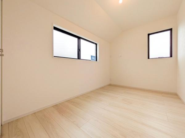 横浜市金沢区片吹の新築一戸建の洋室|窓が多く明るい洋室です！
休日はこちらでおくつろぎ下さい♪