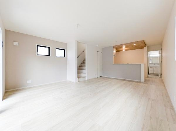 横浜市金沢区片吹の新築一戸建の居間・リビング|自慢したくなるリビング！
形も良く家具の配置にも困りません。