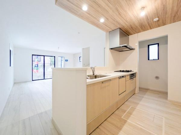 横浜市金沢区片吹の新築一戸建のキッチン|対面式のキッチンはお料理中でも家族とのお話も弾みます。
