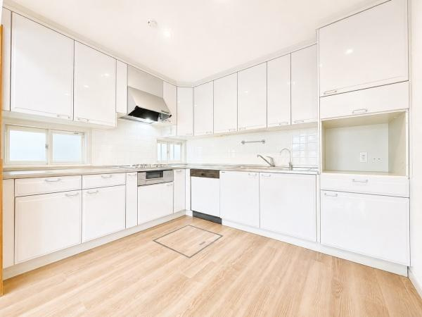 横浜市戸塚区秋葉町の中古一戸建のキッチン|広々としたキッチンは、
落ち着いて料理が出来ます！