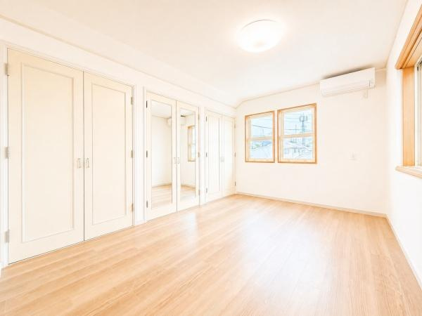 横浜市戸塚区秋葉町の中古一戸建の洋室|窓が多く明るい洋室です！
休日はこちらでおくつろぎ下さい♪
