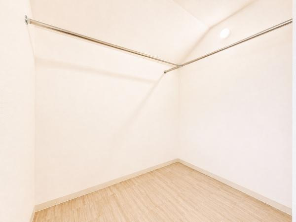 横浜市戸塚区秋葉町の中古一戸建の収納|WICでお部屋もスッキリと利用できます！
洋服以外にも収納できるのは嬉しいポイント！