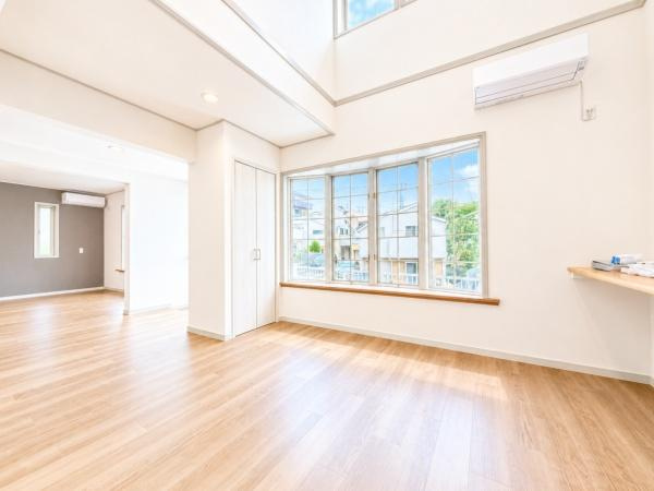 横浜市戸塚区秋葉町の中古一戸建の居間・リビング|LDKは窓が多く、陽当たり通風良好です。