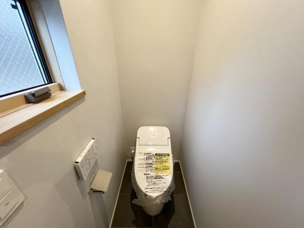 世田谷区新町１丁目の新築一戸建のトイレ|清潔感のあるトイレは、シンプルで機能的な設計。毎日使う場所だからこそ、快適性にこだわった空間に仕上がっています。