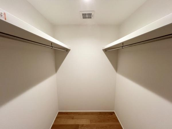 世田谷区新町１丁目の新築一戸建の収納|ウォークインクローゼット付き、衣類をたっぷり収納できる広さ。室内がすっきり保てる、ゆとりある設計です。
