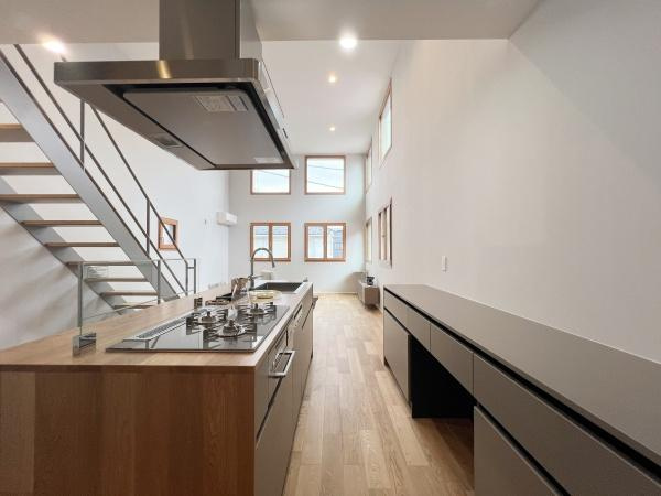 世田谷区新町１丁目の新築一戸建の居間・リビング|キッチンからリビング・ダイニングまで視線が抜ける、開放的な空間設計。LDKが一体となることで、家族が自然と集まる住まいのシーンが広がります。