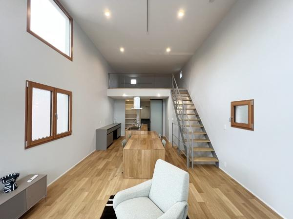 世田谷区新町１丁目の新築一戸建の居間・リビング|吹き抜けのあるリビングは、天井高を感じる開放的な空間。
ご家族が自然と集まる、明るく心地よい時間を演出します。