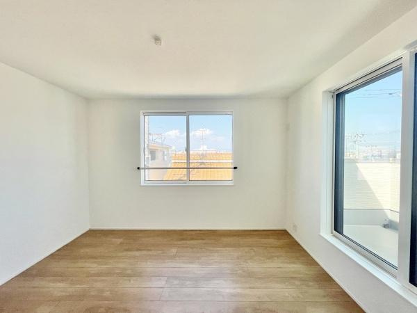 【洋室】 | 2面採光なので、日差しを長時間受ける事が出来る暖かいお部屋です。