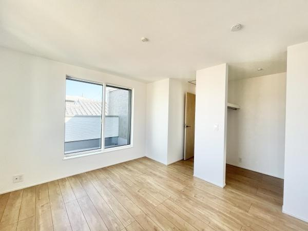 【洋室】 | 約7.7帖の洋室です！WIC付きのお部屋になります！