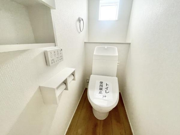 【トイレ】 | 窓があるので、換気しやすく匂いもこもりません♪暗くなりがちなトイレも明るいですよ♪
