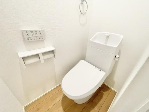 【トイレ】 | 2階にもトイレがあります。
1階にわざわざ降りなくて済むので重宝しますよ♪

