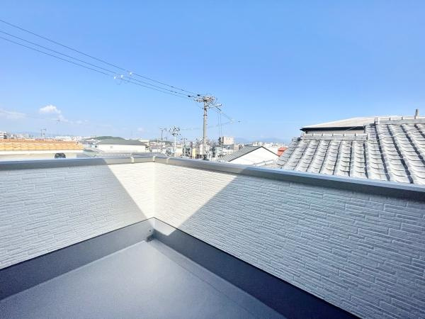 【バルコニー】 | 物干しセットを追加すれば、一度にたくさんのお洗濯物が干せるのが魅力！
テーブルセットを広げ、夕涼みを楽しみながら一杯呑むのも楽しいかも…