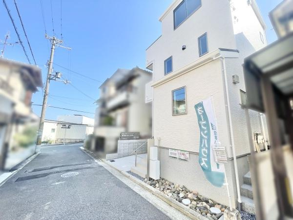 【前面道路含む現地写真】 | 低層の一戸建てを中心とした街並みが整然と続き、周辺は高い建物が建っていないので、採光や開放性に恵まれる環境です。