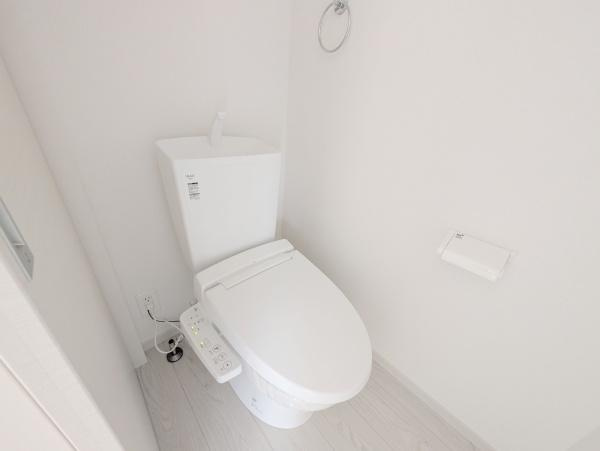 【トイレ】 | 清潔感のあるトイレです！タオルフォルダーも付いておりそのまま手洗いもできます。