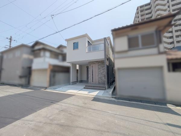 【前面道路含む現地写真】 | 低層の一戸建てを中心とした街並みが整然と続き、周辺は高い建物が建っていないので、採光や開放性に恵まれる環境です。