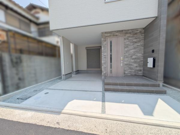 【駐車場】 | 前面道路は閑静な住宅地をはしる車通りの少ない道路。お車の出し入れが苦手なママや小さなお子様にも安心ですね。しっかり舗装もされているので、ベビーカーや自転車で通っても快適に通行できます。