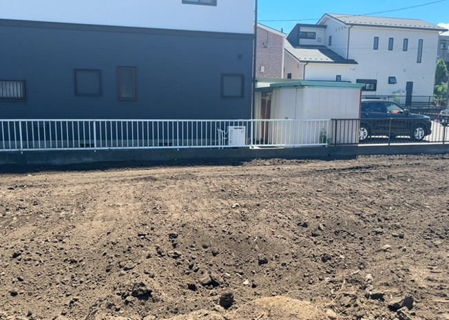 【外観】 | 家を建てる場合、方位は要チェックです。現実的に日当たりのよい家ならばリビングは南側、建築基準法でも北側に当たる家への配慮は求められています。土地を見学に行く際は、方位磁針を持って行くようにしましょう。