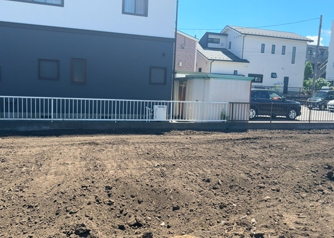 【外観】 | 土地を買う際、住む地域の自治体や福祉の補助制度にも注目してみましょう。子供や老人の医療補助やゴミ出しのルールなど、自治体によってルールに大きな違いがあるため、暮らしやすい土地で判断するとよいでしょう。