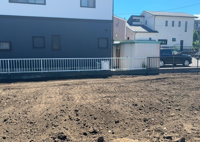 【外観】 | 土地の前の道路に消火栓が設置されていることがあります。この場合、道路交通法第45条第1項により、駐車禁止の場所が指定されています。そのため、車庫などの駐車スペースをつくることができない場合があります。