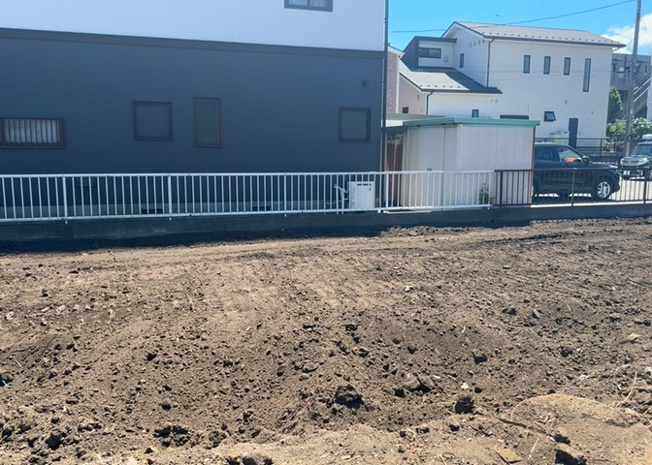 【外観】 | 隣家の土地はどうなっているのか、生活利便施設が近くにあるのか、学校まで近いかなど、お客様のライフスタイルにあわせたイメージが重要です。また、近くにあると困る施設が近くにないかも確認するといいでしょう。