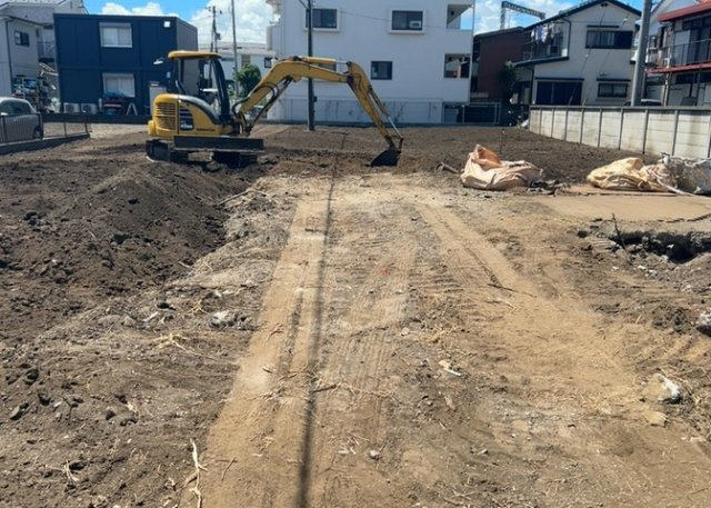 【外観】 | 家を建てる場合、方位は要チェックです。現実的に日当たりのよい家ならばリビングは南側、建築基準法でも北側に当たる家への配慮は求められています。土地を見学に行く際は、方位磁針を持って行くようにしましょう。