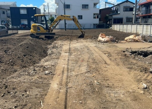 【外観】 | 土地の前の道路に消火栓が設置されていることがあります。この場合、道路交通法第45条第1項により、駐車禁止の場所が指定されています。そのため、車庫などの駐車スペースをつくることができない場合があります。