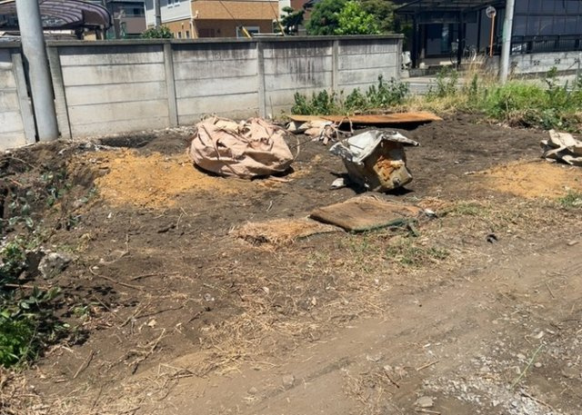 【外観】 | 土地の前の道路に消火栓が設置されていることがあります。この場合、道路交通法第45条第1項により、駐車禁止の場所が指定されています。そのため、車庫などの駐車スペースをつくることができない場合があります。
