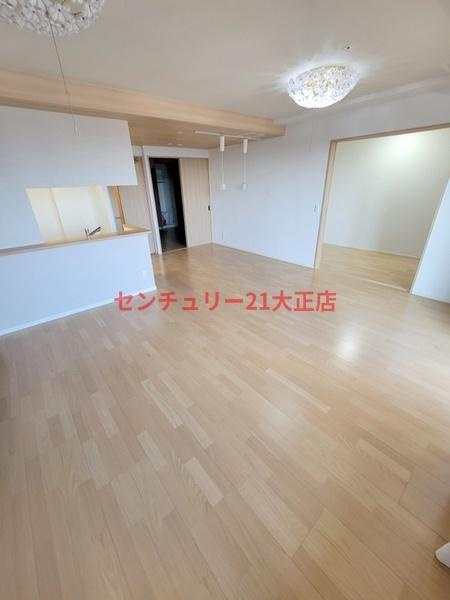 阿波座ライズタワーズ　フラッグ４６ＯＭＰタワーの居間・リビング