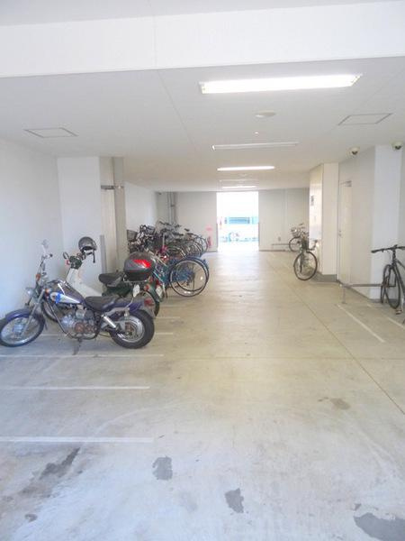 プレミアムコート大正フロントの駐車場|★バイク置き場もあり★