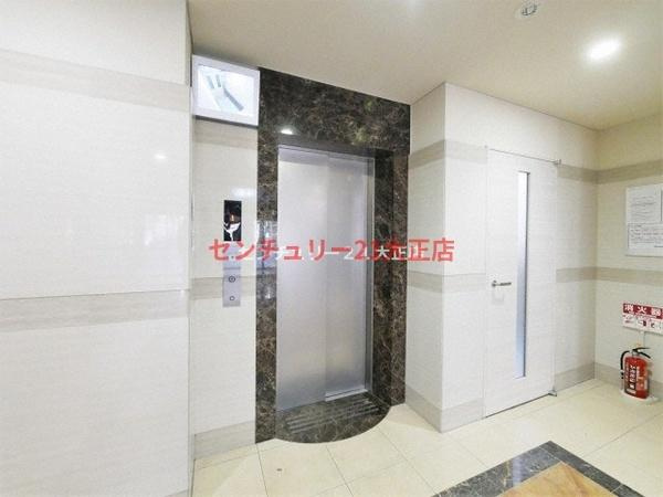 ラグゼ弁天町のエントランス