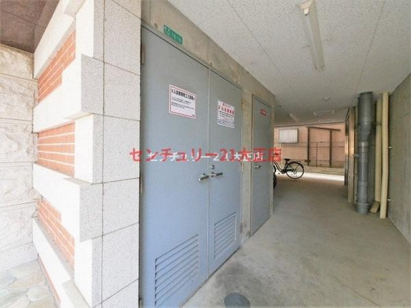 ラグゼ弁天町のエントランス