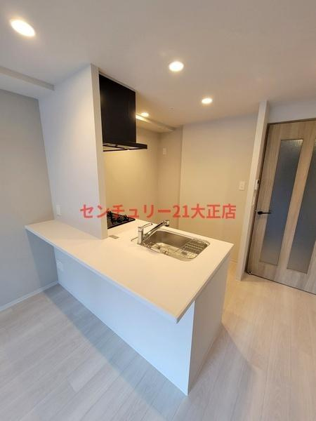 Louis Residence 弁天町の居間・リビング|★アクセントクロスもおしゃれですね★