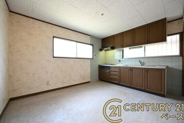 生駒郡平群町竜田川３丁目の中古一戸建の居間・リビング|■ご家族でくつろいでいただける広々５ＤＫ！